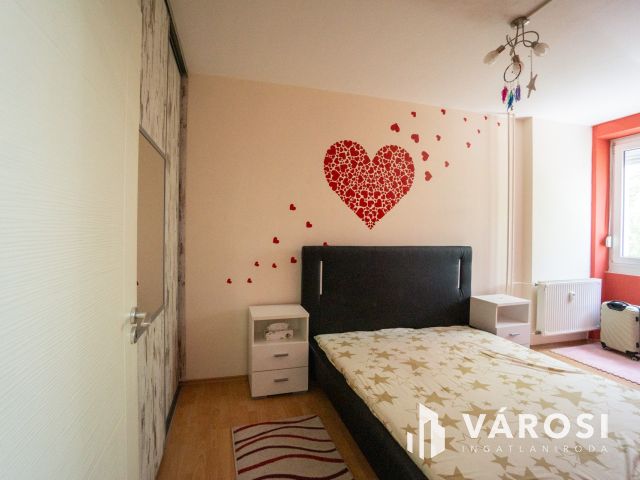 3 szobás, erkélyes panel Nádorvárosban