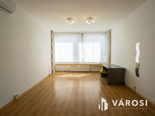 Kiadó iroda a Színházzal szemben!